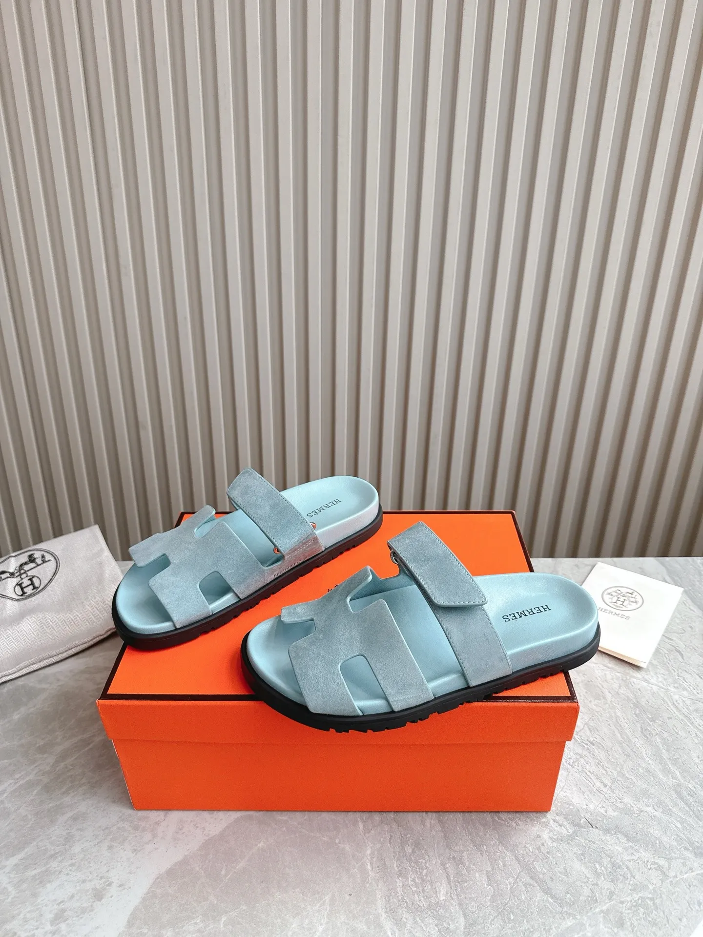 p480🐮🐮Couple model (top version) H family 2024 spring and summer new style HERMES Hermes' recently popular couple model pig nose angle sandals and slippers, paired with various colorful socks, popular. Upper: imported original deerskin (the genuine leather edging is not ordinary super migration). Lining: imported genuine leather. Outsole: Tpu non-slip and wear-resistant outsole. Size: Female 35-42 (40/42 non-returnable and non-exchangeable) Male size: 39-45 (45 non-refundable and non-exchangeable)
